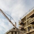 Crane di lokasi konstruksi bangunan