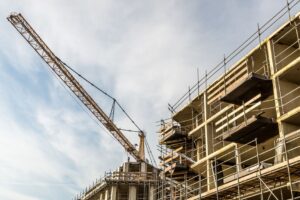 Crane di lokasi konstruksi bangunan