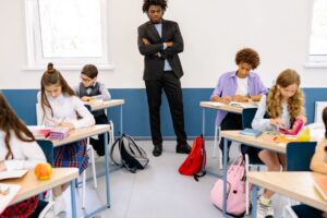 Guru dan siswa di ruang kelas
