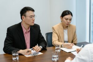 Manajemen perusahaan membahas kebutuhan konsultan sistem manajemen anti penyuapan