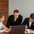 Peserta pelatihan internal audit ISO 37001:2025 meninjau checklist di laptop