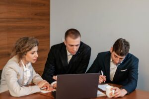 Peserta pelatihan internal audit ISO 37001:2025 meninjau checklist di laptop