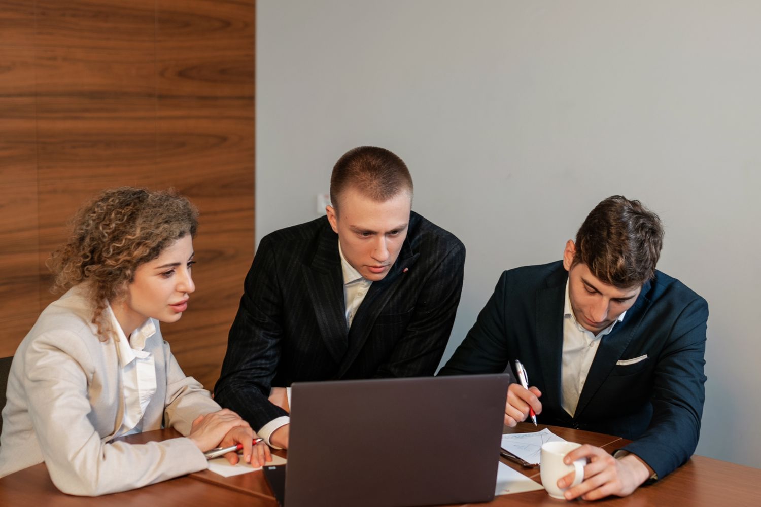 Peserta pelatihan internal audit ISO 37001:2025 meninjau checklist di laptop