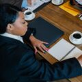 Profesional mencatat jadwal tenggat transisi sertifikat ISO 37001