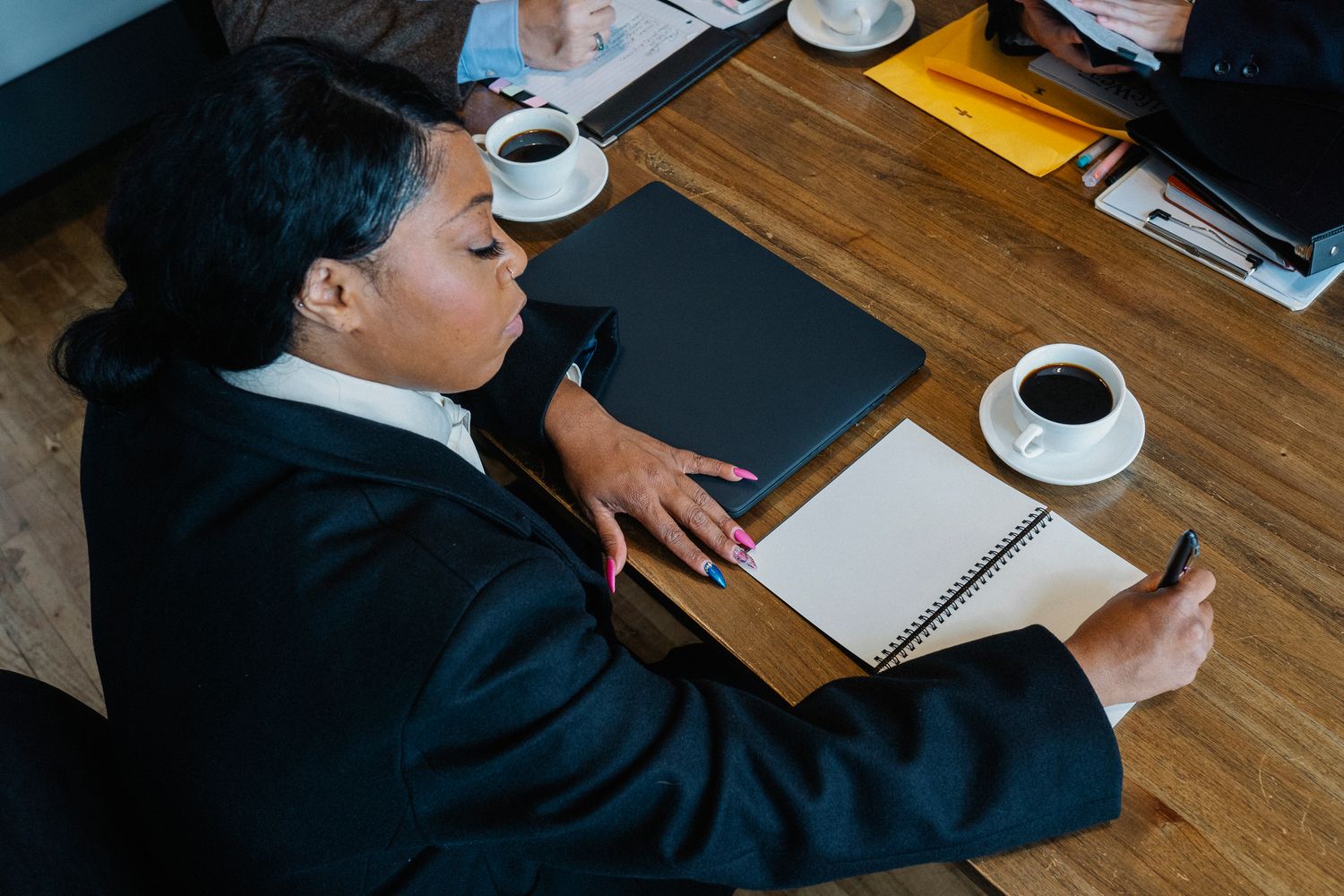 Profesional mencatat jadwal tenggat transisi sertifikat ISO 37001